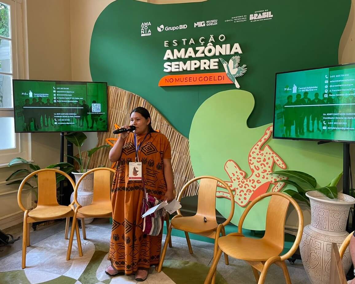 Nilda hablando ante una audiencia mundial en la COP 30 en Belém (Brasil), noviembre de 2025. © CARE.